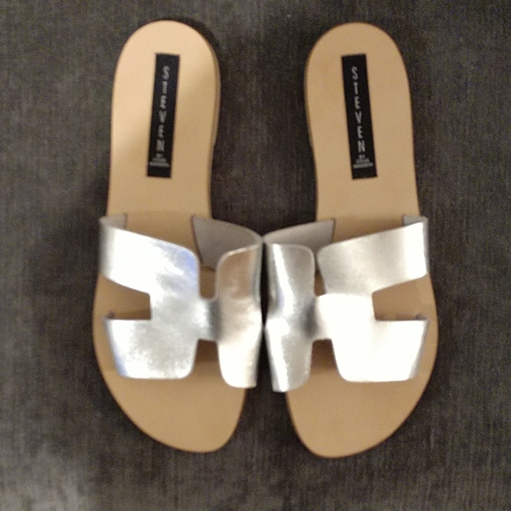 Ladies silver Steven by Steve Madden sandals